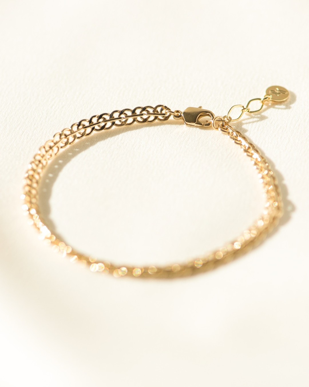 Le bracelet Xan... Sa jolie maille comme une dentelle va avec tout. 

📸@cannelle_design
 #bracelet #dentelle #madeinfrance #paysbasque #artisanat #artisanatlocal